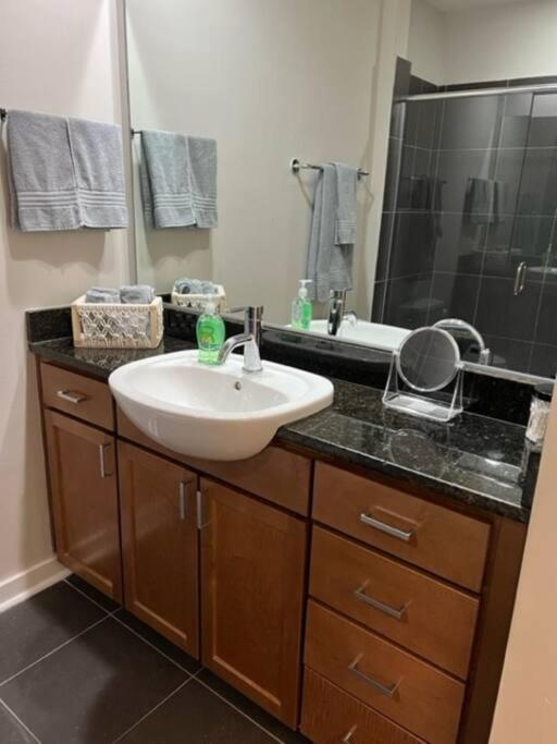 Townhouse In Uptown King Bed-Wi-Fi-Free Parking-Pool Apartment Charlotte Luaran gambar