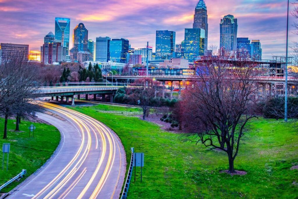 Townhouse In Uptown King Bed-Wi-Fi-Free Parking-Pool Apartment Charlotte Luaran gambar